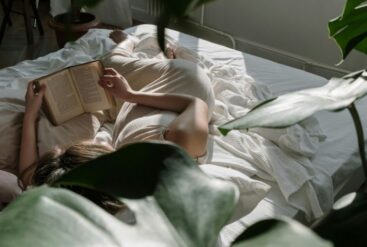 Femme qui lit un livre