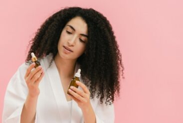 Femme lisant la composition de ses produits