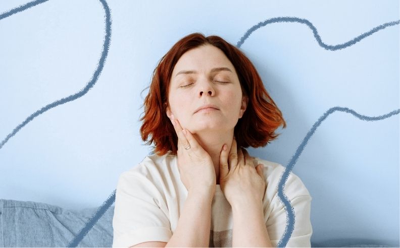 Une femme qui réalise un drainage lymphatique manuel