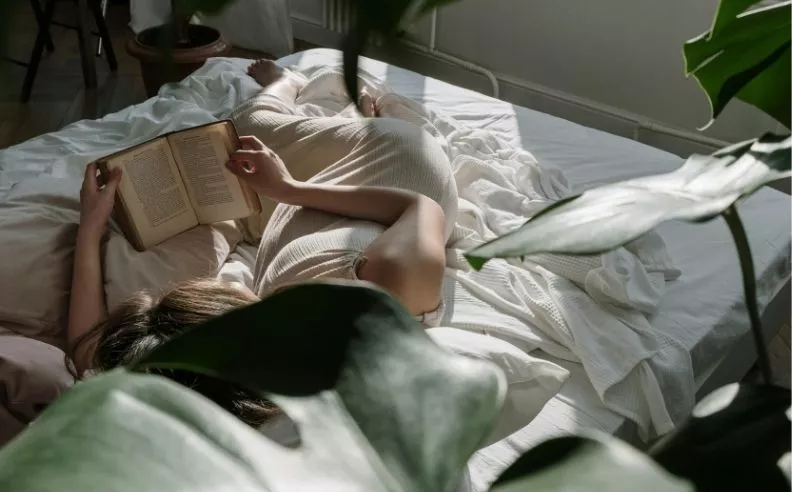 Femme qui lit un livre