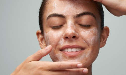Utiliser plus de 5 produits de beauté par jour n'est pas bon pour la peau :  découvrez pourquoi : Femme Actuelle Le MAG